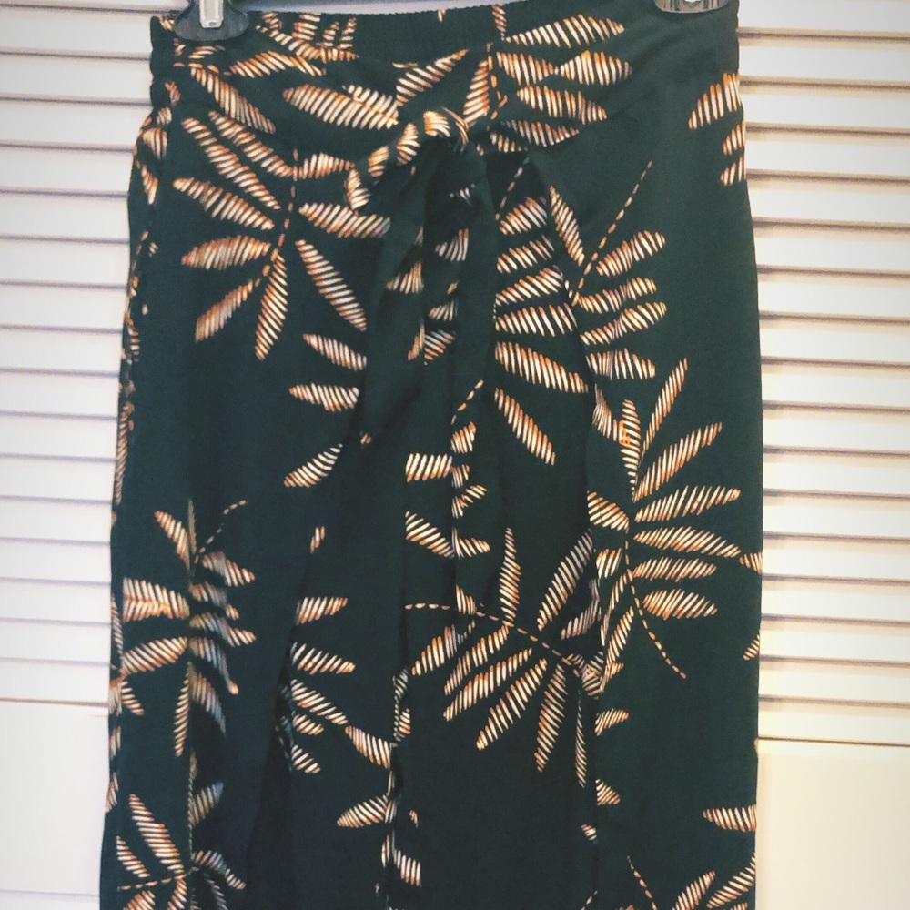 Black ankle-length pants w/orange/white leaf desgn